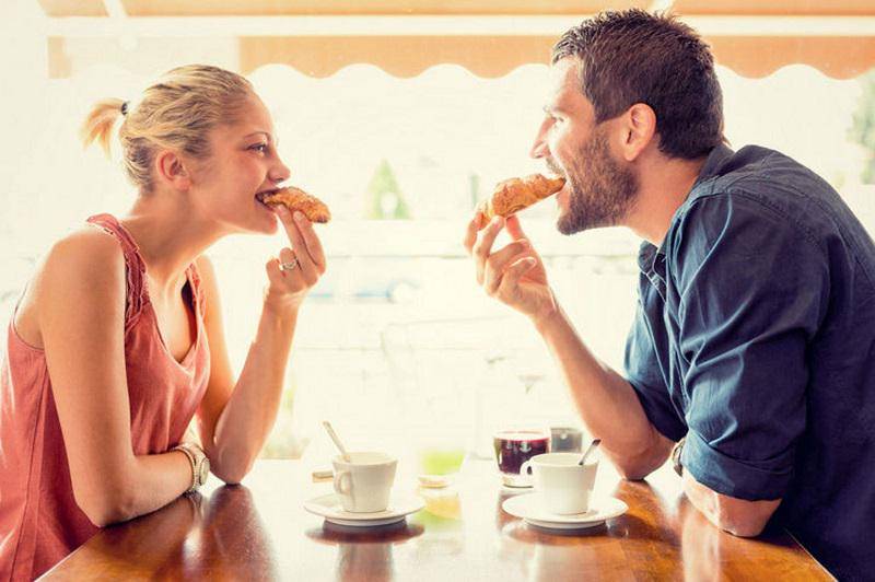 https://cdn.idntimes.com/content-images/post/20170509/06-couple-eating-1-main-d119f42416e4c6c6d0c70ad87b266ffc.jpg