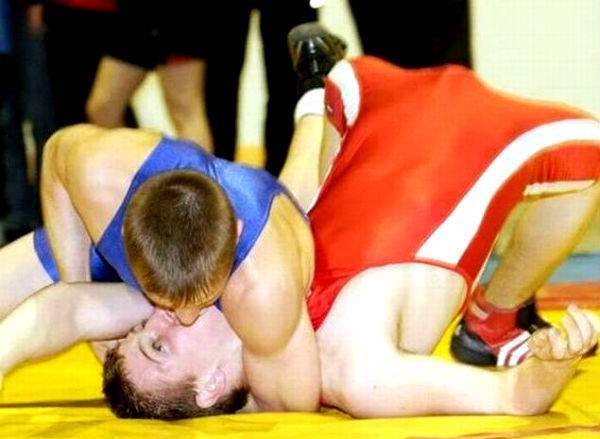 http://cdn.idntimes.com/content-images/post/old/0664e-wrestling-photo-fail-kiss_epicfail.jpg