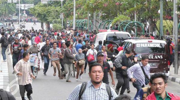 http://cdn.idntimes.com/content-images/post/20160114/092124300-1452766119-20160114-jurnalis-berhamburan-selamatakan-diri-angga-3-7cc285140b2a1b8188b416ecd7ad2f76.jpg