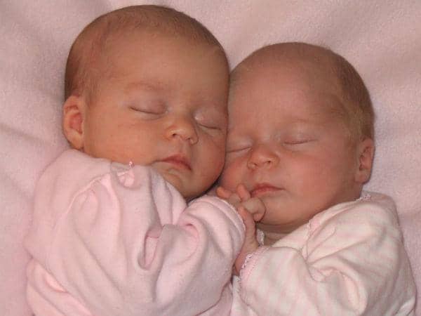 http://cdn.idntimes.com/content-images/post/old/0afb2-twins18_wallpaper-kid.jpg
