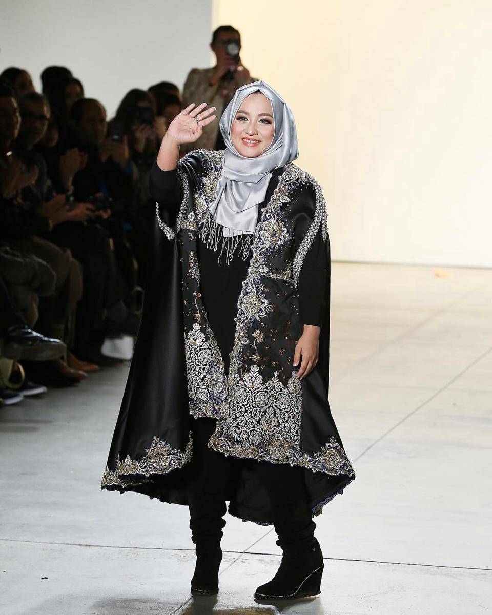 https://cdn.idntimes.com/content-images/post/20170216/1-anniesa-nyfw-e0c6f2d61d371eb80a6b2301a052cc50.jpg