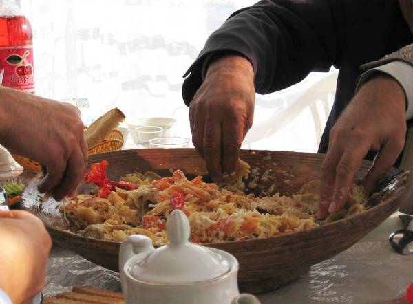http://cdn.idntimes.com/content-images/post/old/106ac-Makan3_nurulazamcom.jpg