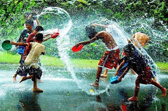 http://cdn.idntimes.com/content-images/post/20151104/1103-rainydaysreckontalk.jpg
