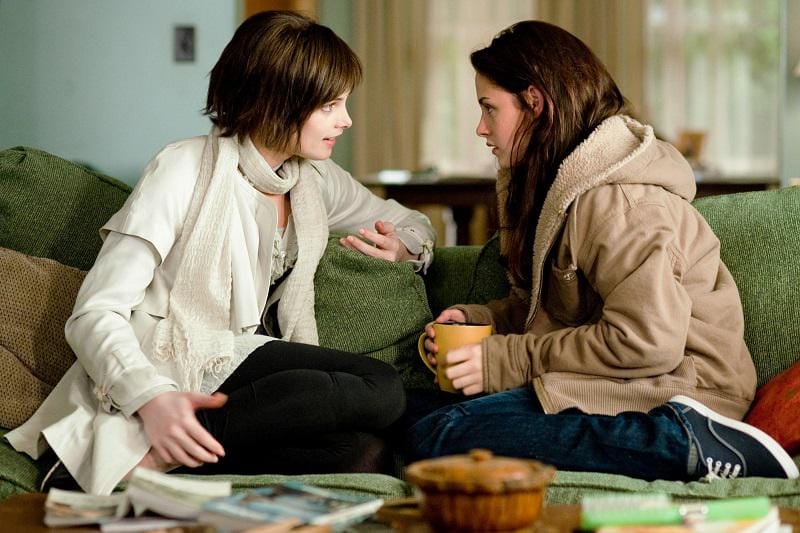 https://cdn.idntimes.com/content-images/post/20170412/12x8-alice-cullen-bella-swan-couch-e0b013ef9f998da4a3b4927b5db8e90b.jpg