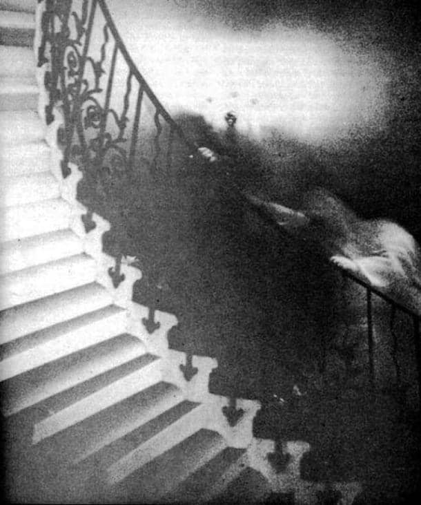 https://cdn.idntimes.com/content-images/post/20170315/15-ghost-on-stairs-lg-610x731-45797963e3aa778448a819561f03bc6a.jpg