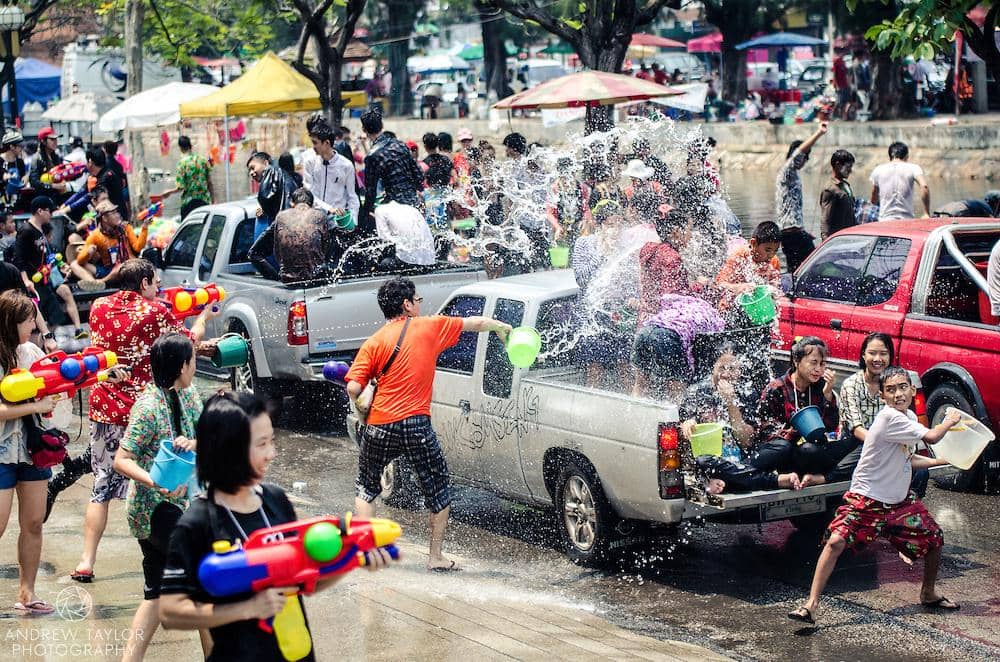 https://cdn.idntimes.com/content-images/post/20161016/16songkran832-2013-04-14-9f118d8fd06199b1e72dc9cbe77727c8.jpg