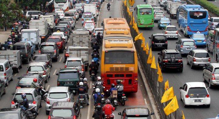 http://cdn.idntimes.com/content-images/post/20160613/20131101-masih-terobos-jalur-busway-3290-b0119a52ef88156044256843ce610dc9.jpg