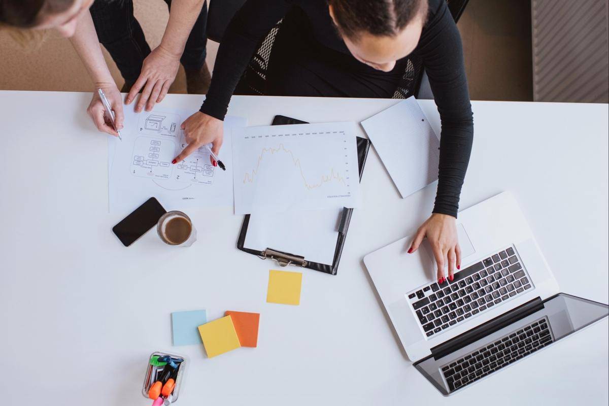 https://cdn.idntimes.com/content-images/post/20161118/20151120193252-business-team-working-laptop-executives-laptop-analyzing-planning-collaborating-designing-skills-231d8dab5bbd5f594e3702980a4a03c3.jpeg