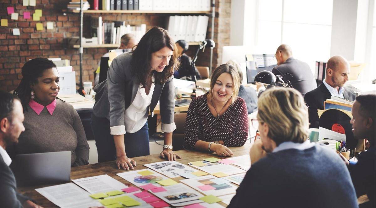 https://cdn.idntimes.com/content-images/post/20161006/20160525135247-startup-team-coworkers-teamwork-office-brainstorming-ideas-corporate-meeting-ec154a08924ffec0088cee13ff7989e8.jpeg