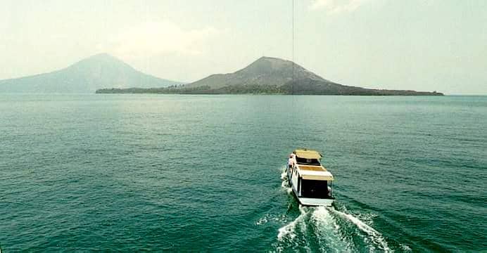 http://cdn.idntimes.com/content-images/post/old/2def6-Objek-Wisata-Gunung-Krakatau-Selat-Sunda-Lampung.jpg