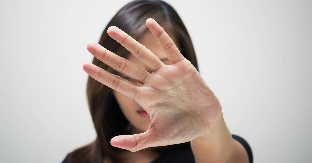 https://cdn.idntimes.com/content-images/post/20161206/31432-womanwithhandup-no1200wtn-918387def19b0182d5c26832d279a77e.jpg