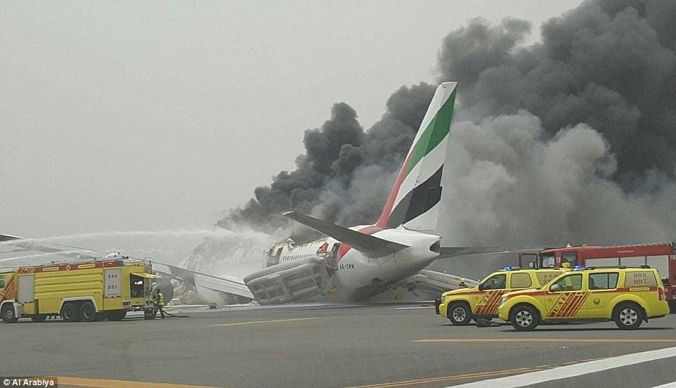 http://cdn.idntimes.com/content-images/post/20160803/36d509c800000578-3721366-emergency-an-emirates-passenger-jet-has-crash-landed-at-dubai-ai-a-62-1470218100968-8bf3a7fa4e979e74724c403039ebd91e.jpg