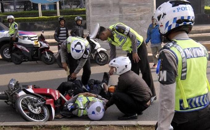 http://cdn.idntimes.com/content-images/post/old/371e7-polisi-tertabrak-motor-yang-dia-tilang.jpg