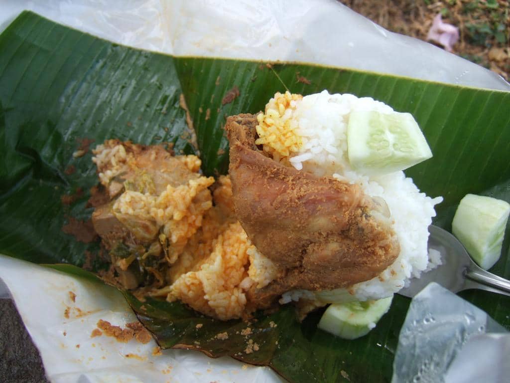 http://cdn.idntimes.com/content-images/post/old/3837d-Nasi_bungkus_ayam_goreng.jpg