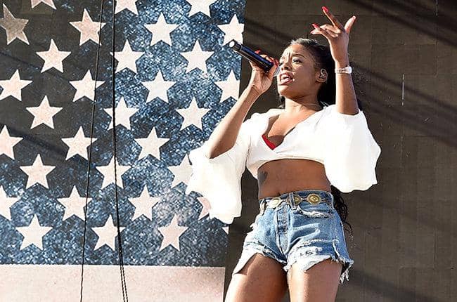 http://cdn.idntimes.com/content-images/post/old/42de2-azealia-banks-coachella-day-1-2015-billboard-650.jpg