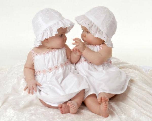 http://cdn.idntimes.com/content-images/post/old/446ad-twins14_wallpaper-kid.jpg