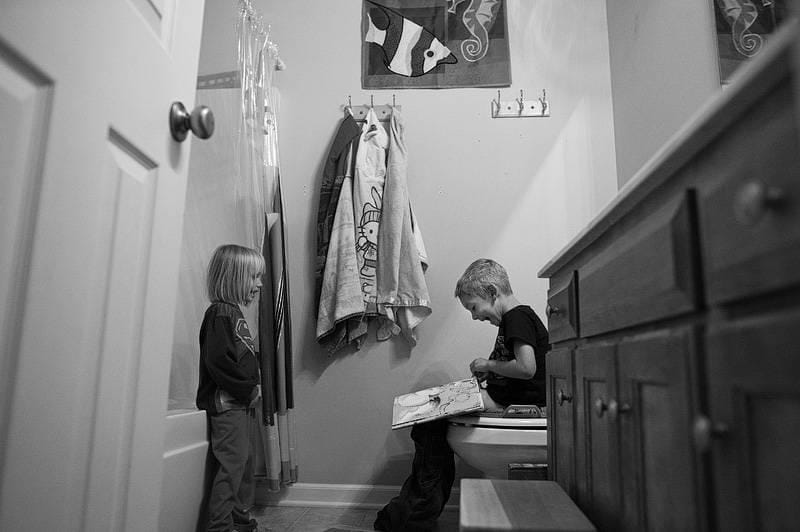 http://cdn.idntimes.com/content-images/post/old/47b0b-boy-reading-to-his-sister-while-pooping.jpg