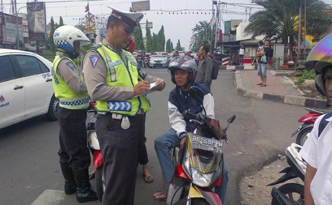 http://cdn.idntimes.com/content-images/post/old/4ad27-polisi-tilang-pelajar.jpg