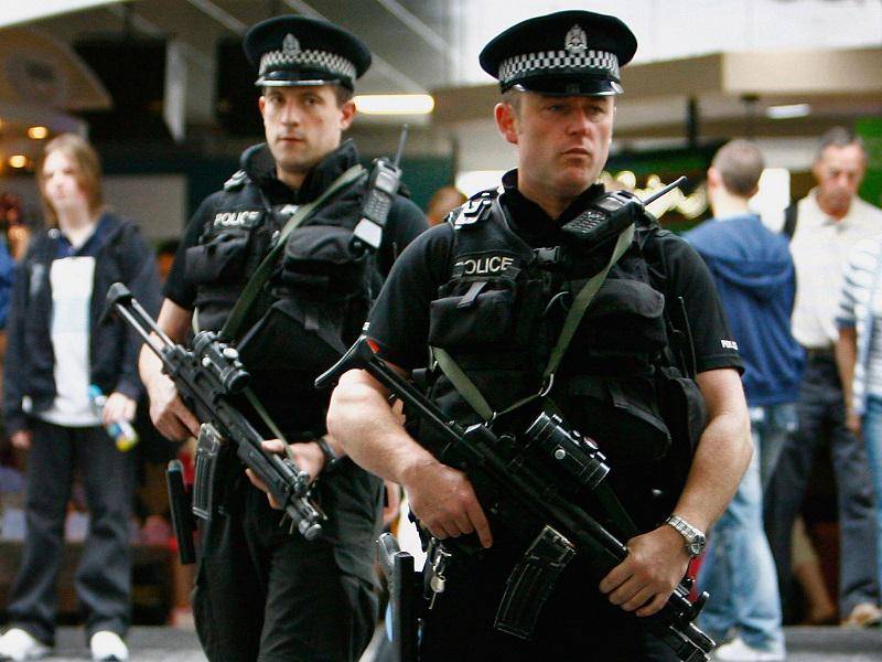 https://cdn.idntimes.com/content-images/post/20170505/5-armed-police-getty-ba67078ae608967e41283e074fd4e17f.jpg