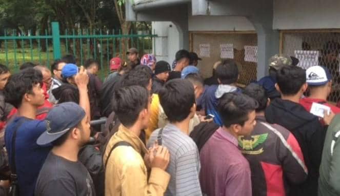 https://cdn.idntimes.com/content-images/post/20161202/5840eeb5020e9-situasi-antrean-tiket-timnas-indonesia-vs-vietnam-di-senayan-jakarta-663-382-7962b5db293aeec4b7440c1c0da7d7e3.JPG