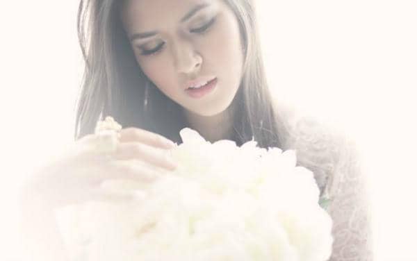 http://cdn.idntimes.com/content-images/post/old/59ed7-Raisa-Bersinar-Lagu-Download-Heart-to-Heart-Raisa-Andriana.jpg