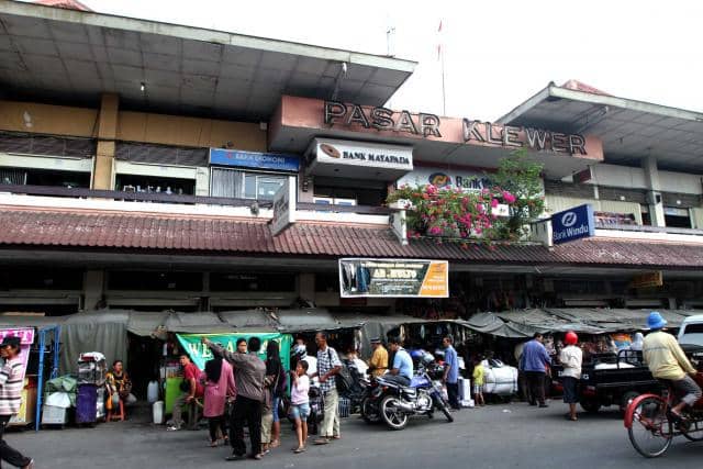 http://cdn.idntimes.com/content-images/post/old/5fb6c-pasar-klewer_wennywardila.wordpresscom.jpg