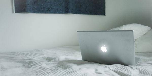 http://cdn.idntimes.com/content-images/post/old/65c32-laptop-on-bed---popsci.com.jpg