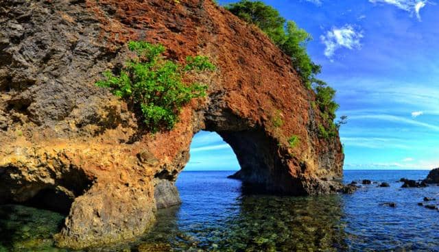http://cdn.idntimes.com/content-images/post/old/6db07-inthenesa-travel-Tebing-Karang-di-Pantai-Pintu-Kota-Ambon-Maluku.jpg