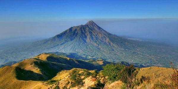 http://cdn.idntimes.com/content-images/post/old/704ad-Berpetualang-ke-Gunung-Merbabu-yang-Penuh-Tradisi.jpg