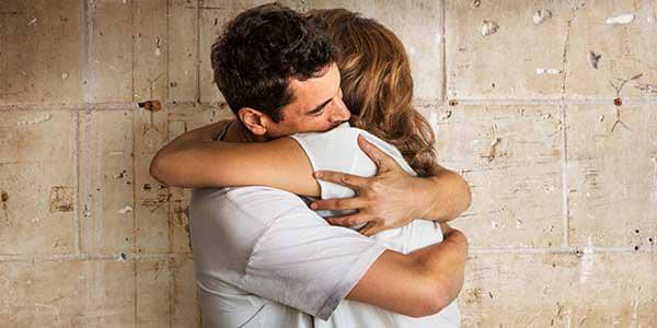 http://cdn.idntimes.com/content-images/post/old/73310-couple-hugging.jpg