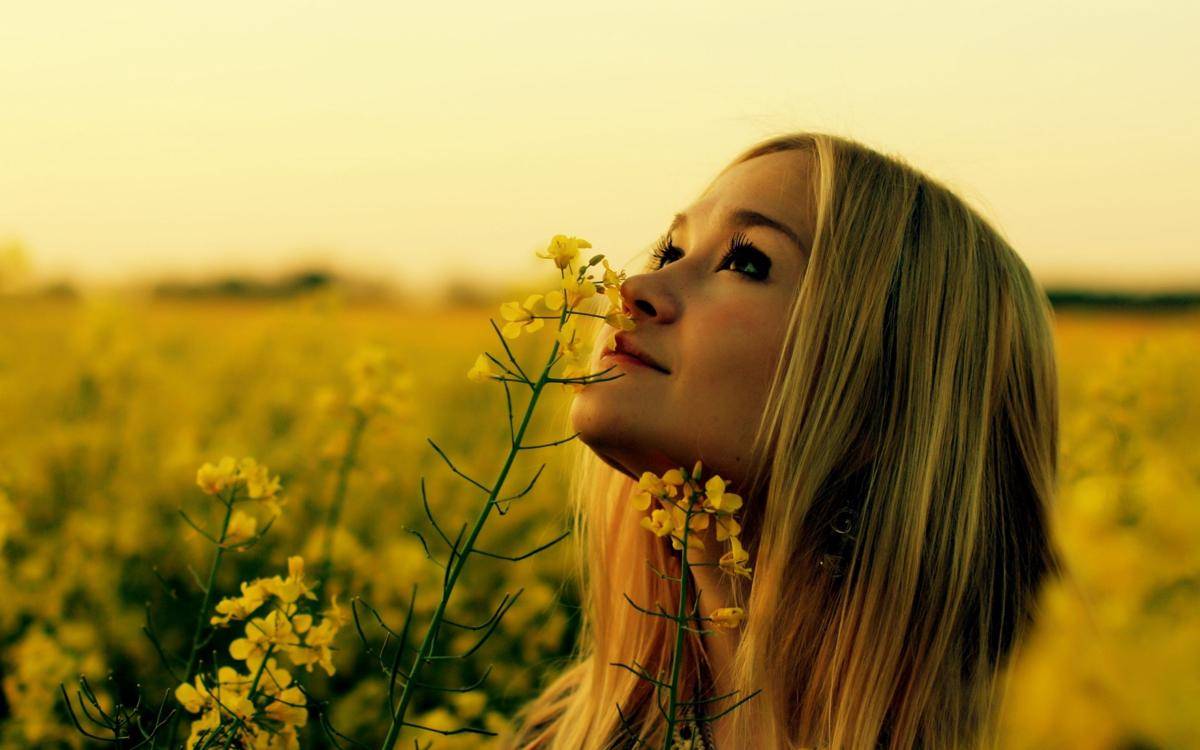 http://cdn.idntimes.com/content-images/post/20160623/75644-girl-in-flower-garden-1920x12-154e7791f158de4e21256eb50af87529.jpg