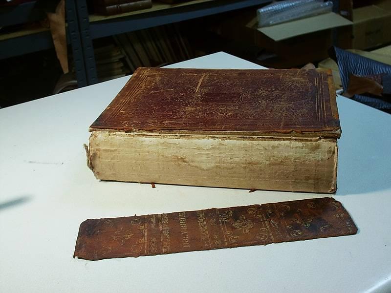 http://cdn.idntimes.com/content-images/post/old/7a38c-broken_family_bible_before_small.jpg