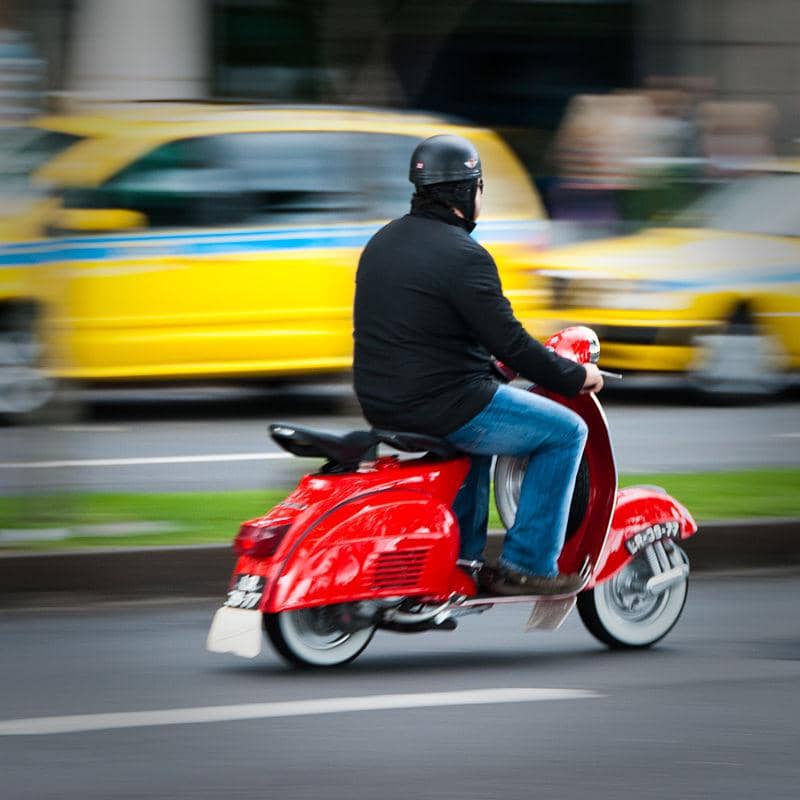 https://cdn.idntimes.com/content-images/post/20161011/800px-red-scooter-rider-avenida-do-mar-funchal-madeira-island-096af7c8d3f9477561f3e9c662d14419.jpg
