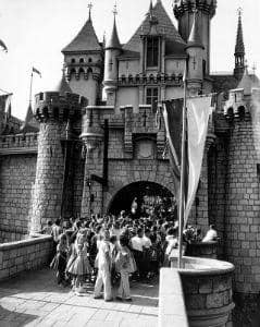 http://cdn.idntimes.com/content-images/post/old/87103-disneyland-1_lolwotcom.jpg