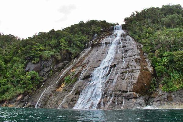 http://cdn.idntimes.com/content-images/post/20150811/Airterjun3_satyawinniecom.JPG