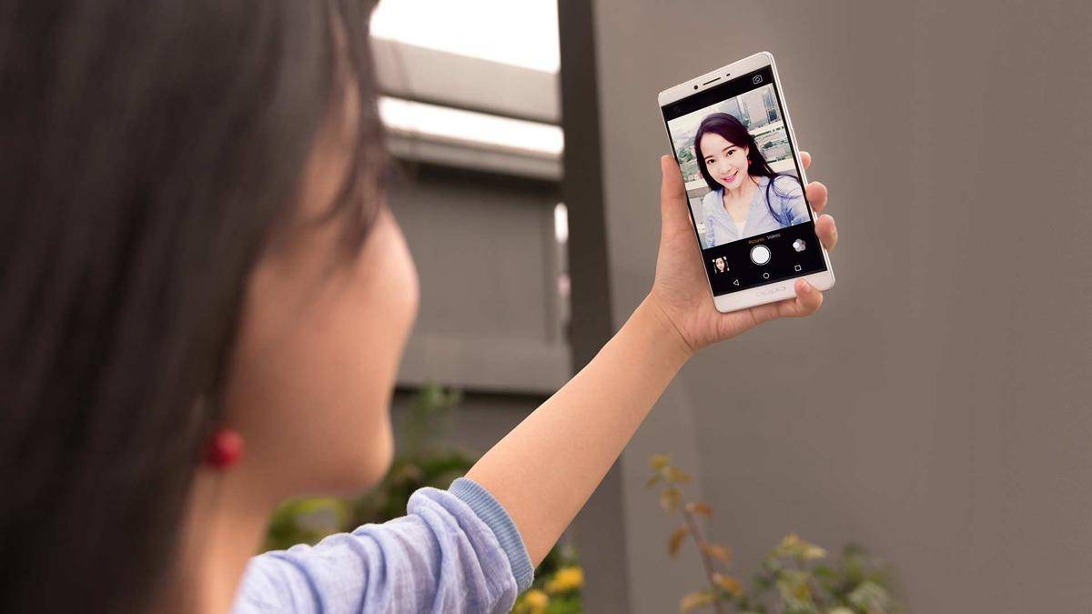 http://cdn.idntimes.com/content-images/post/20151030/Oppo-R7-Plus-4.jpg
