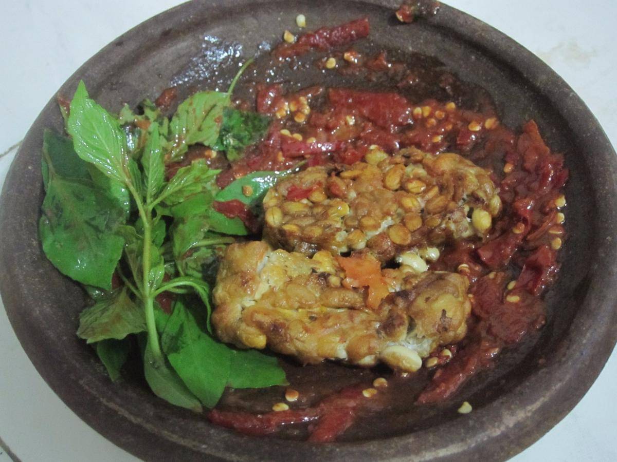 http://cdn.idntimes.com/content-images/post/20150814/Sambal_tempe_penyet_kemangi.JPG