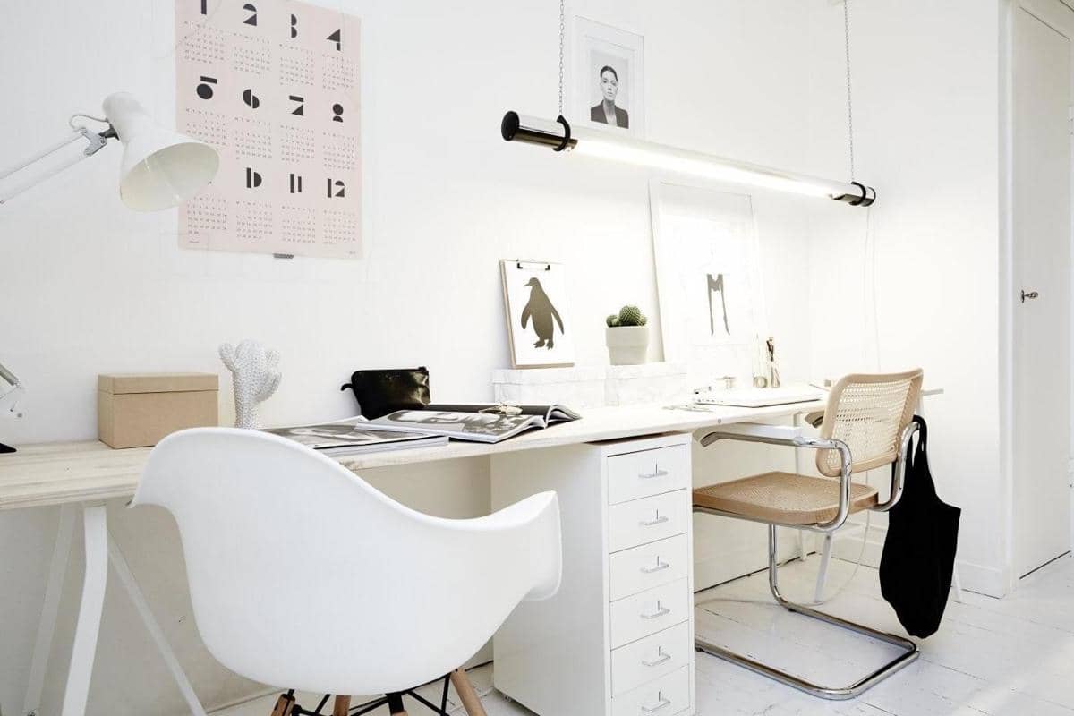 http://cdn.idntimes.com/content-images/post/20160526/a-captivating-white-office-room-with-simply-desk-and-chair-also-bright-lighting-and-stounding-wall-decors-caad67e6051c6f265a2517d5087e7e45.jpg