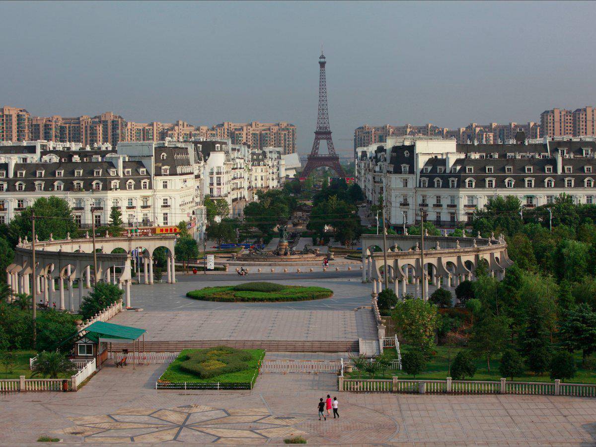 https://cdn.idntimes.com/content-images/post/20170321/a-few-hours-outside-of-shanghai-youll-come-across-tianducheng-a-wannabeparisthat-features-a-354-foot-replica-of-the-eiffel-tower-however-despite-being-surrounded-by-a-residential-area-designed-to-accommodat-da19086702721f7d3216e41d7cf21298.jpg
