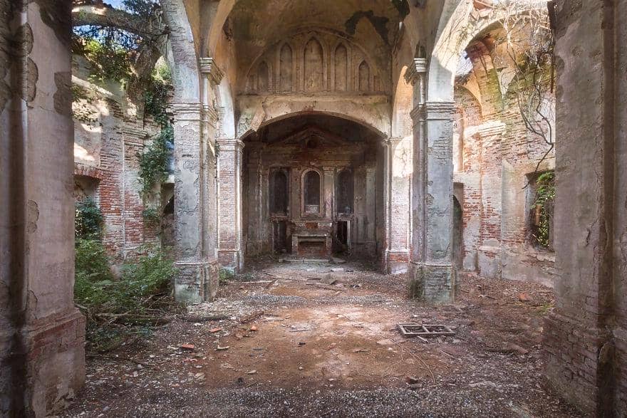https://cdn.idntimes.com/content-images/post/20170410/abandoned-church-4-58e4d9b3dfc22-880-f804322786ba2d12cb9ab7368daca191.jpg