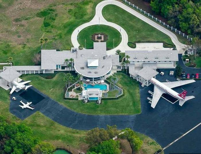 https://cdn.idntimes.com/content-images/post/20170412/ad-john-travoltas-house-is-a-functional-airport-with-runways-01-7d05eff9596d563b375d8d163279a9ca.jpg