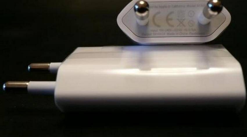https://cdn.idntimes.com/content-images/post/20160905/adaptor-iphone-ff01afd2b6f055d32784a57a249e2f22.jpg