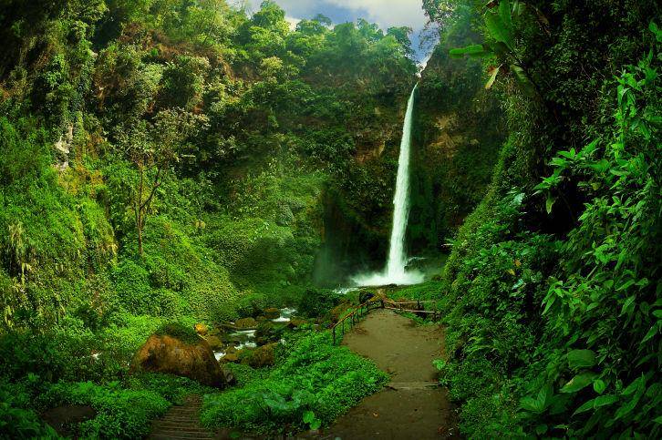 http://cdn.idntimes.com/content-images/post/20151211/air-terjun-di-dekat-cirebon-6e10df790abf80ffad1aa6ded87e76c0.jpg