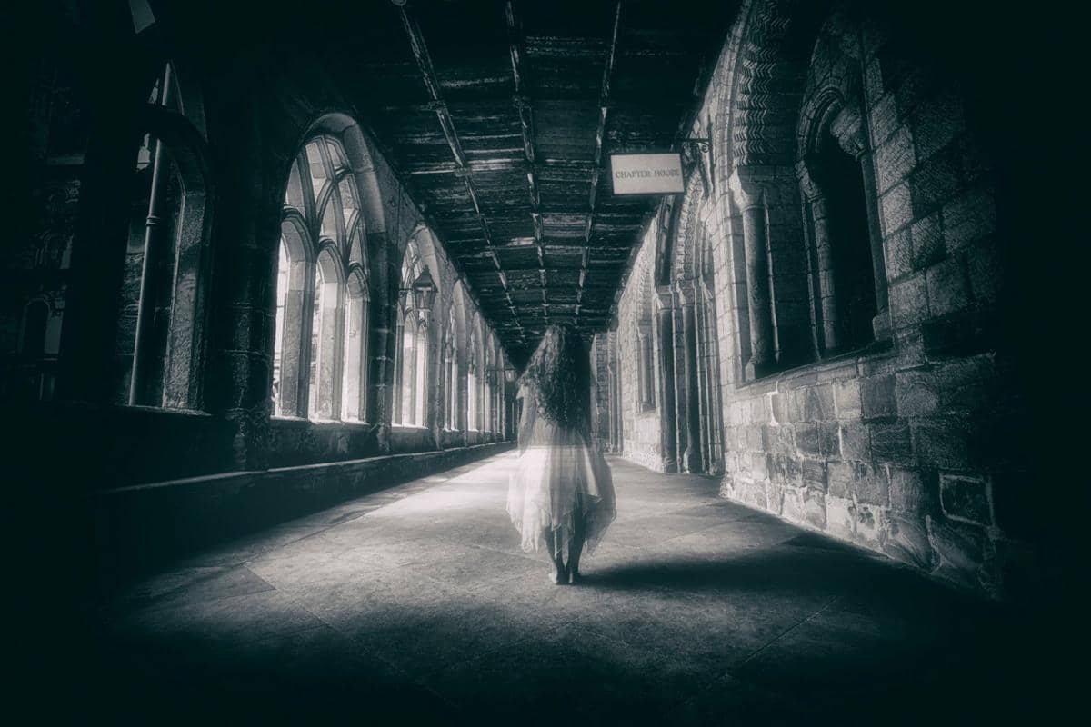 http://cdn.idntimes.com/content-images/post/20160525/alone-girl-ghost-castle-corridor-eb1cb5e6a4888633168ba57ddeb36431.jpg