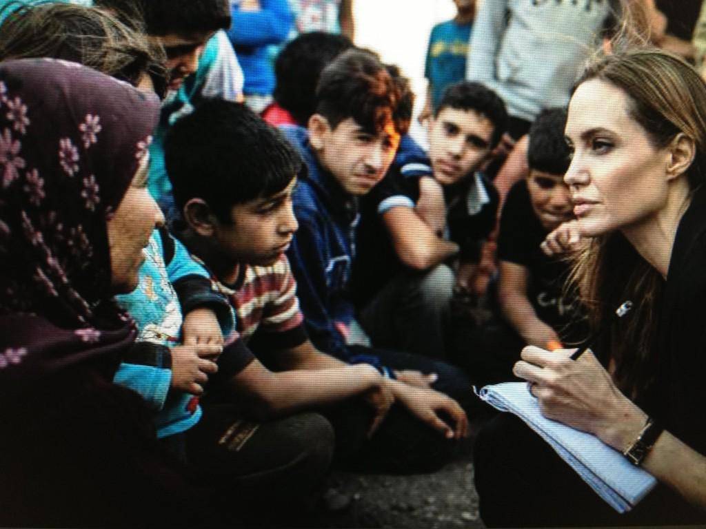 https://cdn.idntimes.com/content-images/post/20170119/ang-jolie1-1024x768-e95e8b029c8e3af729bfe64ae78286c9.jpg