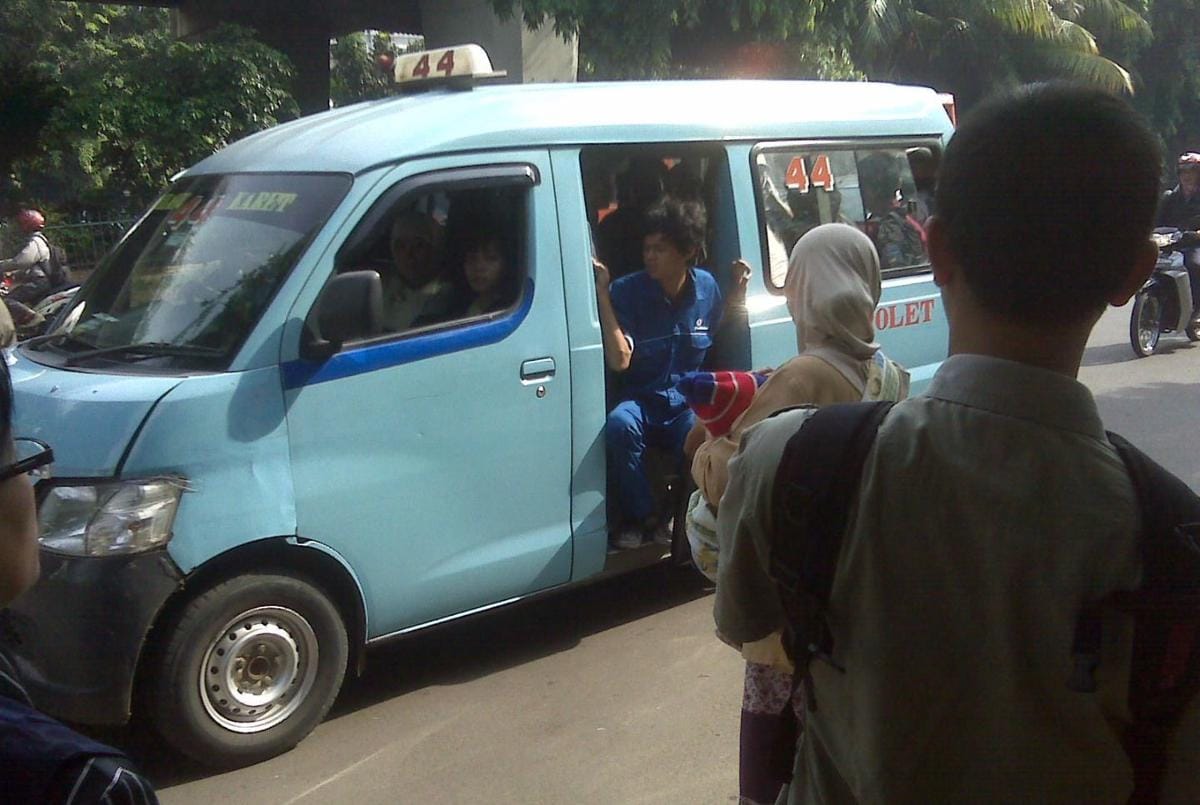 http://cdn.idntimes.com/content-images/post/20160219/angkot-penuh-b30a2d5daac6d10b488516eed764ef7f-31675209a25673c7a6b2bacf9090a9af.jpg