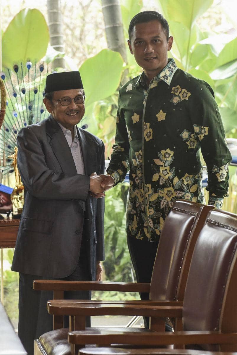 https://cdn.idntimes.com/content-images/post/20170201/antarafoto-agus-harimurti-temui-habibie-290117-hma-2-69d0de6b5dc9f7264aea19e65ab46624.jpg