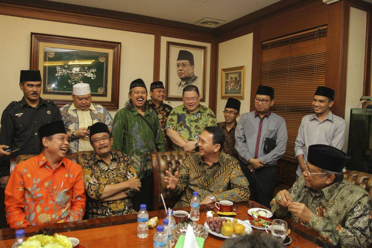 https://cdn.idntimes.com/content-images/post/20170415/antarafoto-ahok-djarot-ke-pbnu-100417-adm-2-371329b41591af51ea23e1ad7a451257.jpg