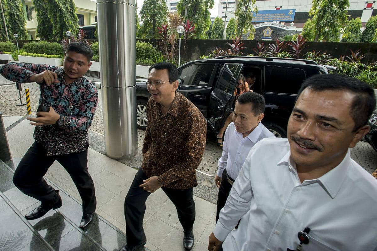 https://cdn.idntimes.com/content-images/post/20161024/antarafoto-ahok-ke-bareskrim-241016-wsj-1-63380a1203c8eef7ba8131ae24e649d8.jpg