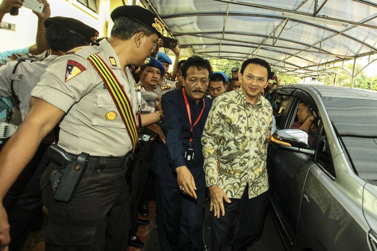 https://cdn.idntimes.com/content-images/post/20161206/antarafoto-ahok-tandatangani-berkasp21-011216-adm-1-4ca1160fa94950daceb2ae2c2f34a814.jpg